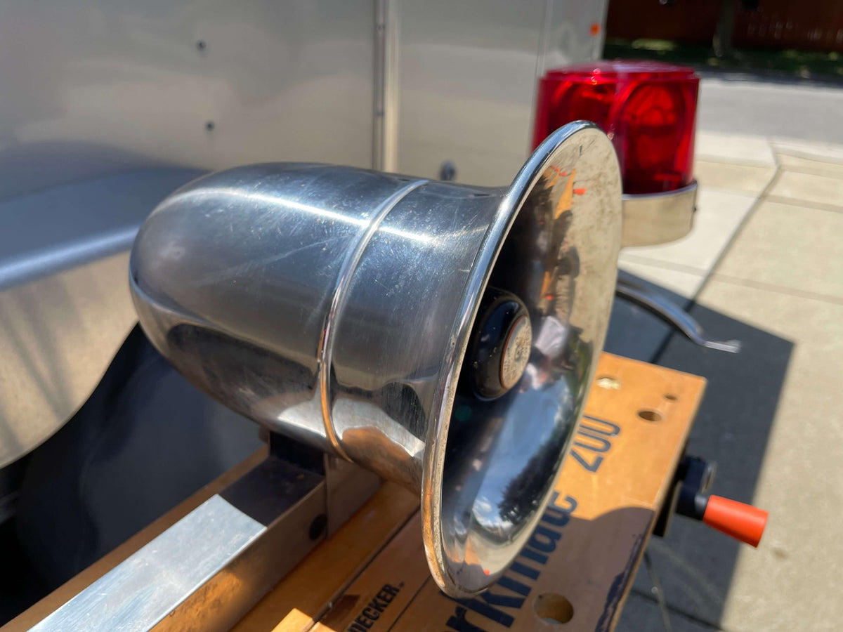 Federal Signal Visibar Lightbar - Red Domes with Mounting Feet and Center Speaker