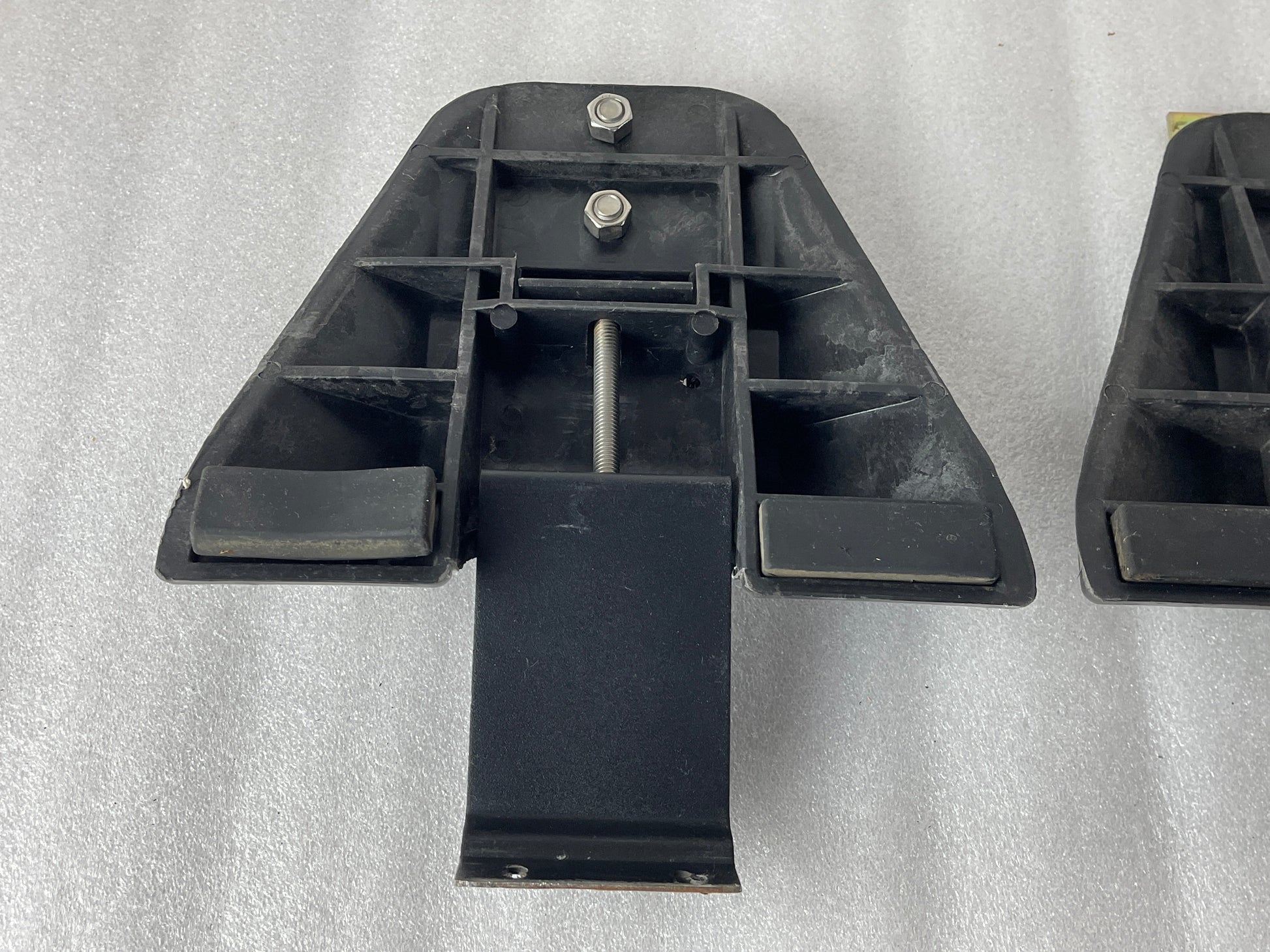 Federal Signal StreetHawk Lightbar - Complete Mounting Feet Assembly