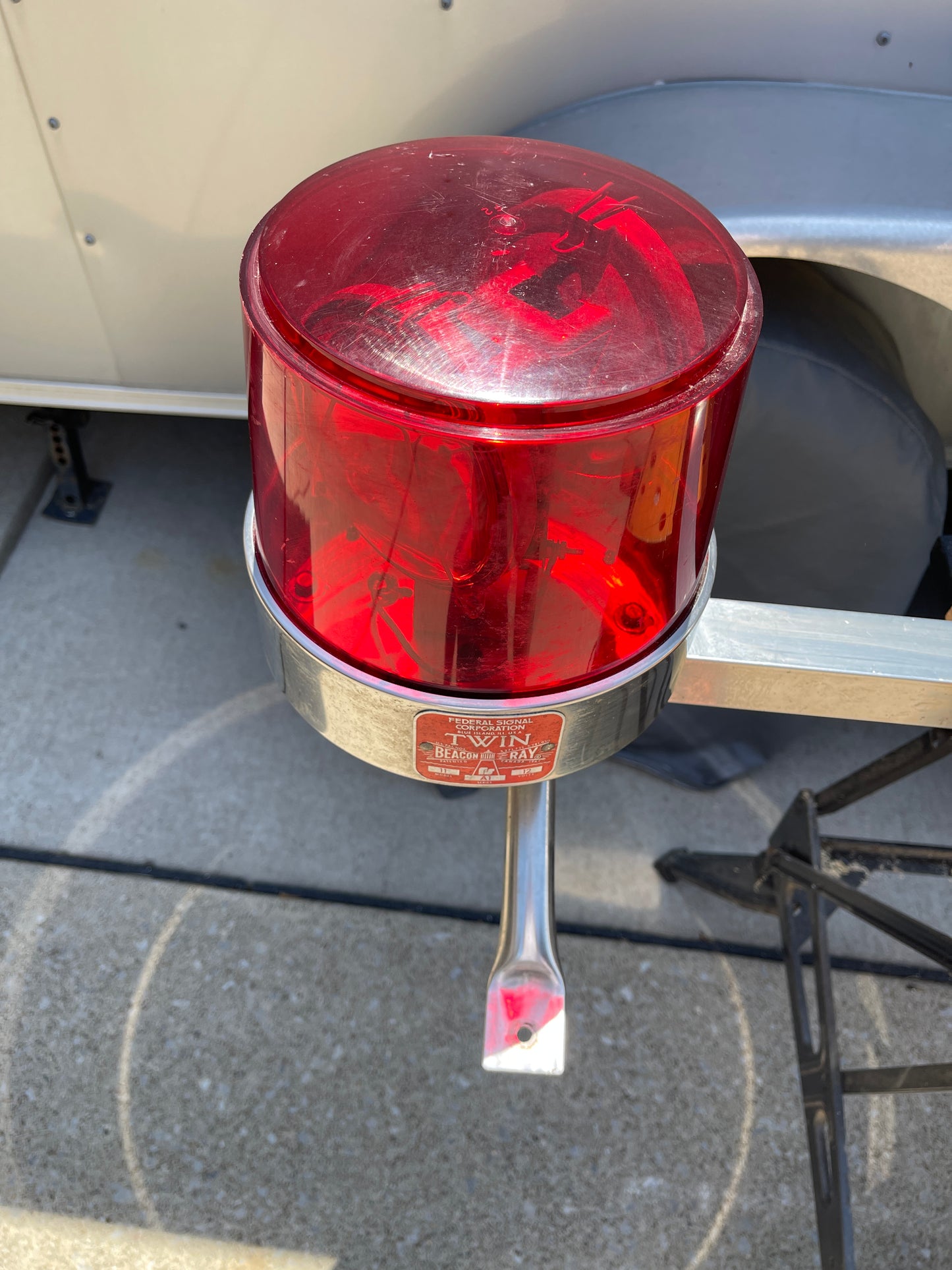 Federal Signal Visibar Lightbar - Red Domes with Mounting Feet and Center Speaker