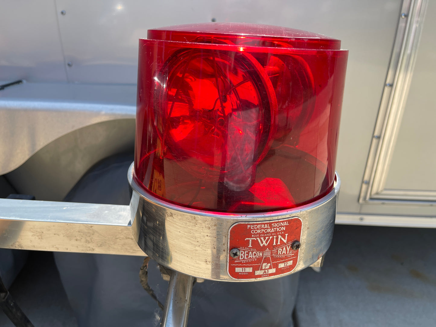 Federal Signal Visibar Lightbar - Red Domes with Mounting Feet and Center Speaker