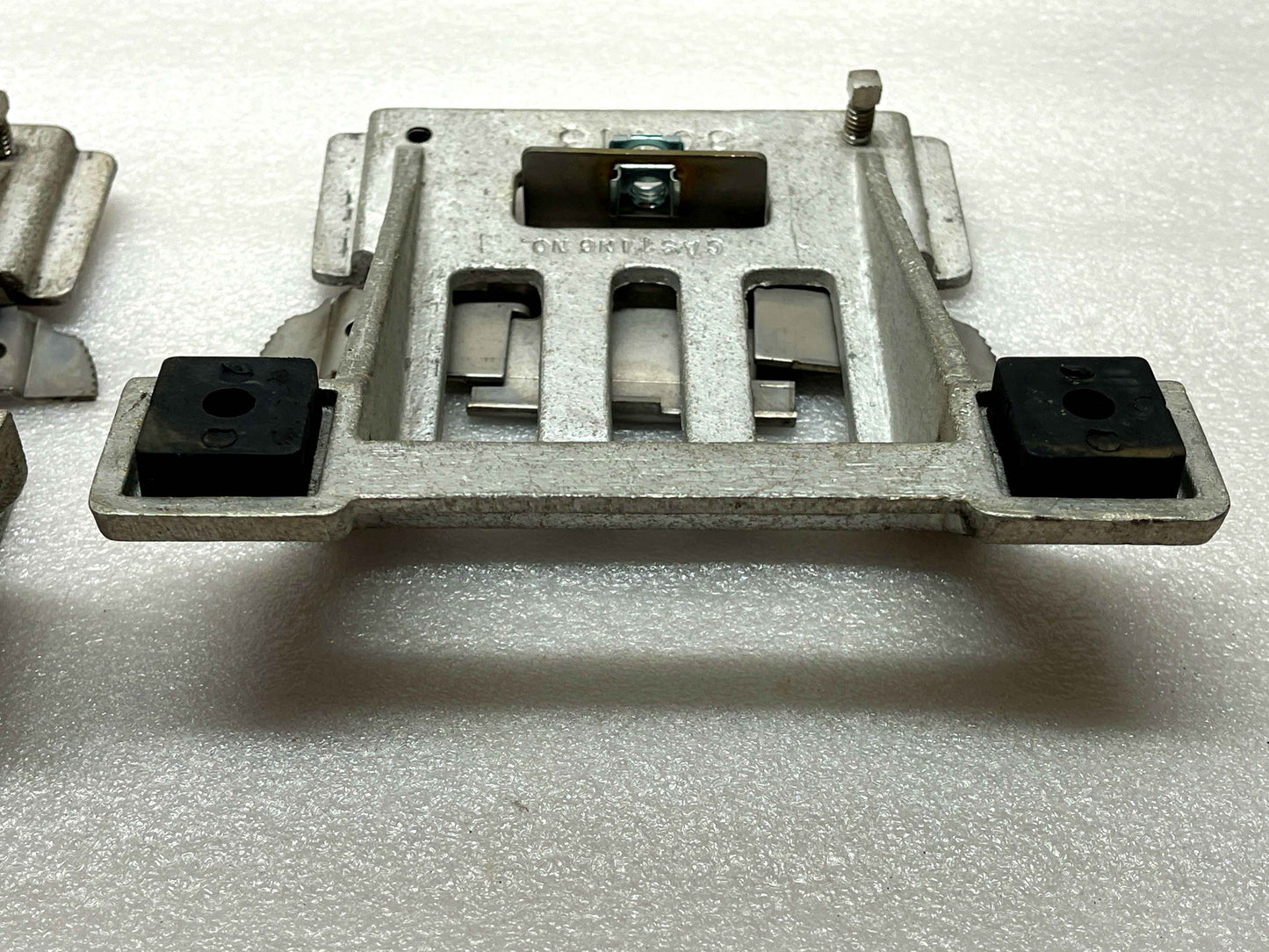 Whelen Edge Lightbar 9000 9M - Cast Aluminum Mounting Legs