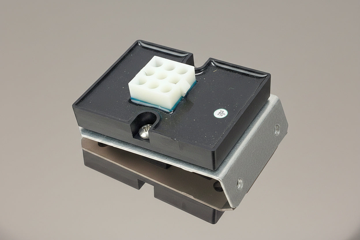 Whelen Flasher - High Side with Bracket - P/N: 01-0264228-00M